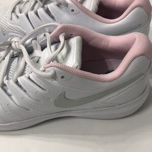WHITE NIKE ZOOM SNEAKERS